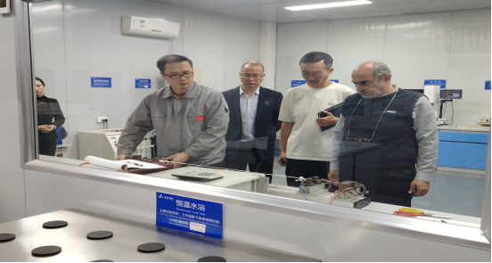 阿拉伯進(jìn)出口商業(yè)聯(lián)合會代表團(tuán)一行訪問考察安普電纜集團(tuán) 阿拉伯進(jìn)出口商業(yè)聯(lián)合會代表團(tuán)一行訪問考察安普電纜集團(tuán)